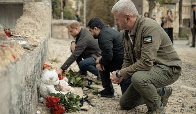 Princi Harry viziton zonat e sulmeve ruse