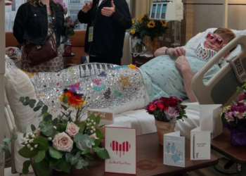 Fansat në panik: Elton John publikon foto nga spitali