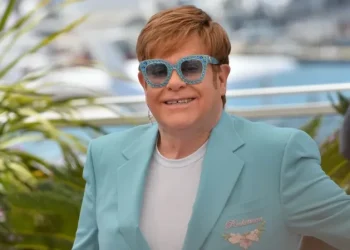 Kërkesa e çuditshme e Elton John pas operacionit: ‘Dua ta mbaj gjurin për bizhuteri!