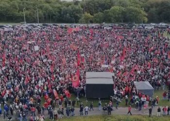 5000 shqiptarë veshën Hagën kuqezi, mesazh gjyqtarëve të Hagës: Jepini fund farsës me udhëheqësit e UÇK
