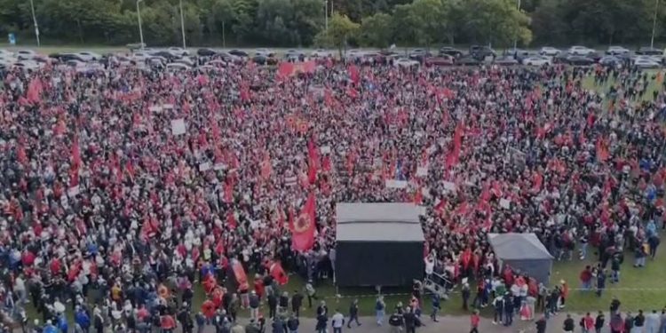 5000 shqiptarë veshën Hagën kuqezi, mesazh gjyqtarëve të Hagës: Jepini fund farsës me udhëheqësit e UÇK