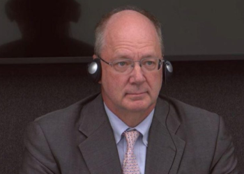 “Më ftoi Bukoshi, në emër të Rugovës”/ Williams dëshmon në Hagë: Surroi s’më tha asnjëherë që është kërcënuar nga Thaçi, asnjëherë