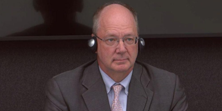 “Më ftoi Bukoshi, në emër të Rugovës”/ Williams dëshmon në Hagë: Surroi s’më tha asnjëherë që është kërcënuar nga Thaçi, asnjëherë