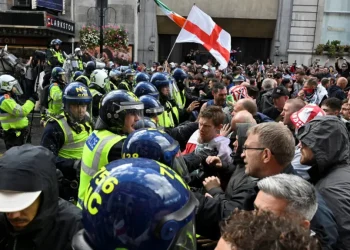 Londër 150 mijë persona në protestën e Tommy Robinson, 26 policë të plagosur nga përplasjet e dhunshme!