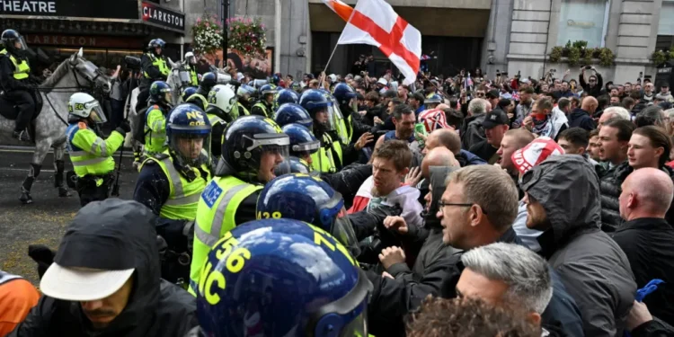 Londër 150 mijë persona në protestën e Tommy Robinson, 26 policë të plagosur nga përplasjet e dhunshme!