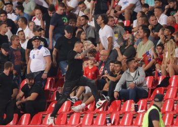 Terroristët e Banjskës në stadium, Vuçiç shpërblen njerëzit e Radoiçiç që kërkohen në Kosovë