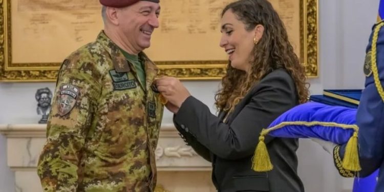 Vizitë lamtumire e Gjeneral Barduanit, Osmani i jep Medaljen Presidenciale