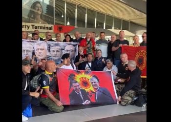 Protesta masive në Hagë, mbështetësit e Hashim Thaçit kthehen me entuziazëm dhe këngë