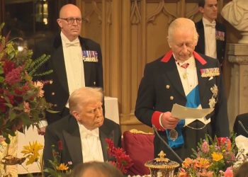 Trump kurorëzohet “mbret” i botës, banket, batuta dhe dolli për përjetësinë SHBA-Britani