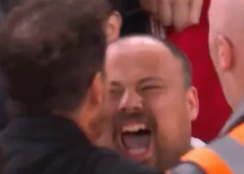 Simeone humb kontrollin, sherr me tifozin e Liverpool në fushë