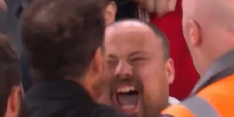 Simeone humb kontrollin, sherr me tifozin e Liverpool në fushë