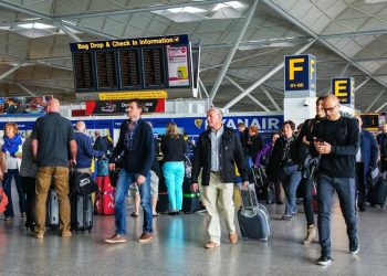 Mijëra pasagjerë mbeten të bllokuar, falimenton kompania ajrore, njoftimi për pasagjerët britanik