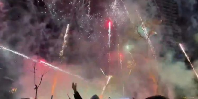 VIDEO/ Galatasaray “zgjon” Liverpoolin në 3 të mëngjesit me fishekzjarrë para hotelit