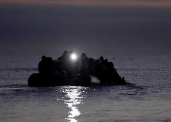 Dy persona humbin jetën gjatë një përpjekjeje për të kaluar Kanalin Anglez