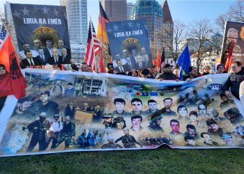 Policia holandeze ndalon shqiptarët të mblidhen para Gjykatës Speciale