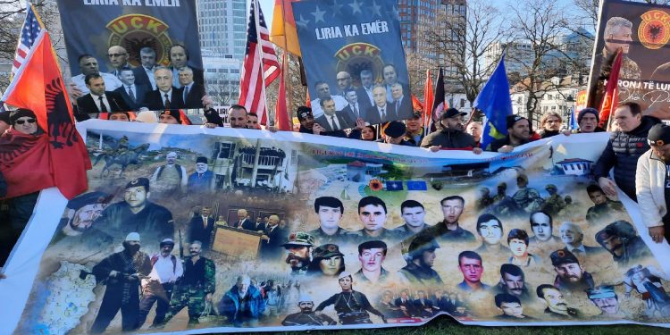 Policia holandeze ndalon shqiptarët të mblidhen para Gjykatës Speciale