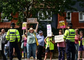 Ekspertët thonë se gratë dhe fëmijët do të humbasin më shumë nga plani i Ministrisë së Brendshme për të shtrënguar rregullat mbi ribashkimet familjare të refugjatëve.