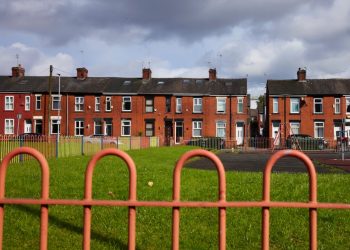 Këshillat angleze u paguajnë pronarëve privatë miliona në stimuj për të strehuar familjet e pastreha