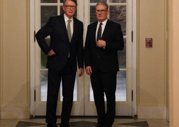 Starmer nën presion të ri për të shkarkuar Mandelsonin, ndërsa deputeti pretendon se partia parlamentare është ‘100% kundër qëndrimit të tij’