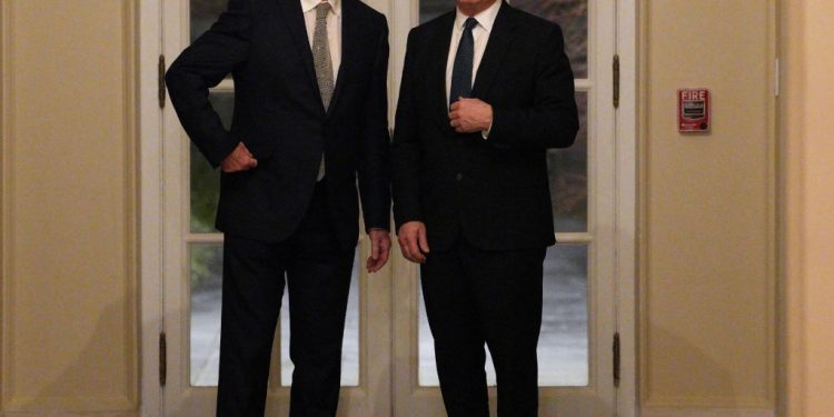 Starmer nën presion të ri për të shkarkuar Mandelsonin, ndërsa deputeti pretendon se partia parlamentare është ‘100% kundër qëndrimit të tij’