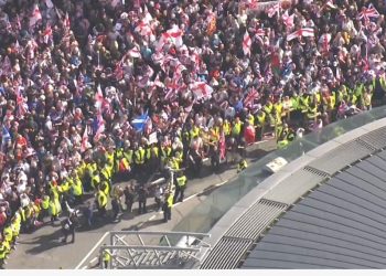 Mijëra njerëz marrin pjesë në tubimin dhe kundërprotestën ‘Bashkoni Mbretërinë’ (video)