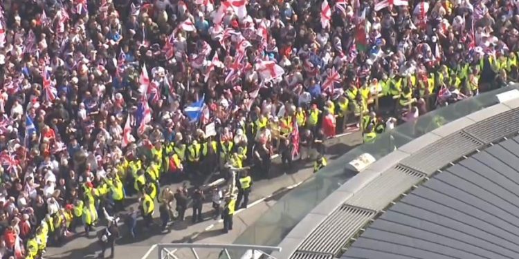 Mijëra njerëz marrin pjesë në tubimin dhe kundërprotestën ‘Bashkoni Mbretërinë’ (video)