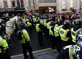 Policia britanike po zhvillon kërkime intensive për një burrë i cili, gjatë një tubimi të ekstremit të djathtë, bëri thirrje për vrasjen e liderit laburist, Keir Starmer
