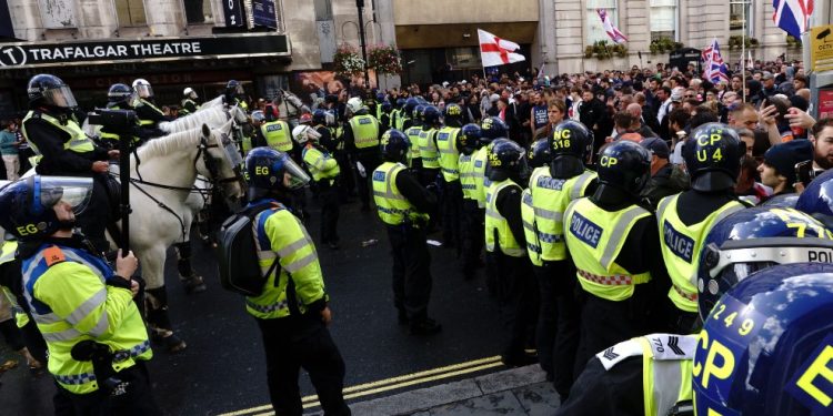 Policia britanike po zhvillon kërkime intensive për një burrë i cili, gjatë një tubimi të ekstremit të djathtë, bëri thirrje për vrasjen e liderit laburist, Keir Starmer