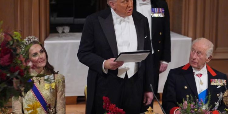 Trump vlerëson ‘marrëdhënien speciale’ midis Mbretërisë së Bashkuar dhe SHBA-së, ndërsa vizita historike e dytë shtetërore shoqërohet me protesta të mijëra njerëzve