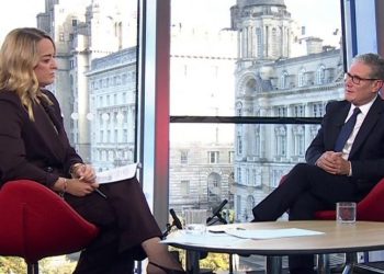 Keir Starmer e quan politikën e reformës për migrantët ‘raciste’ dhe ‘imorale’