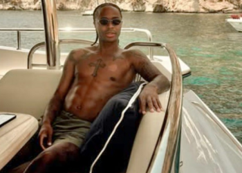 Jeta e luksit e futbollistit britanik si i “papunë”, ja shifra e frikshme që fiton për të mos bërë asgjë