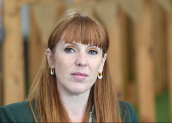 U dorëhoq pas skandalit të taksave/ Nga mëmësia në moshën 16-vjeçare tek djali i sëmurë, jeta e ndërlikuar e Angela Rayner, si e dëmtoi imazhin e saj