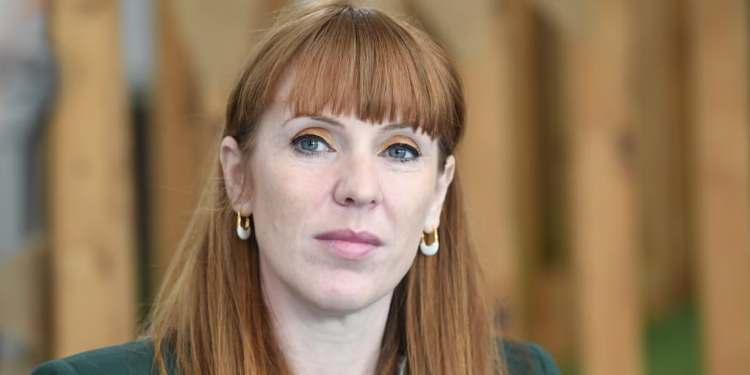 U dorëhoq pas skandalit të taksave/ Nga mëmësia në moshën 16-vjeçare tek djali i sëmurë, jeta e ndërlikuar e Angela Rayner, si e dëmtoi imazhin e saj