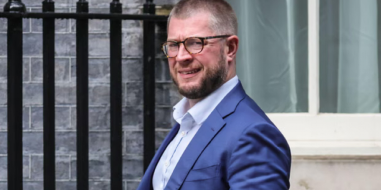 Tronditet Qeveria britanike: Drejtori i kryeministrit jep dorëheqjen pasi iu kapën mesazhe seksuale për deputeten…