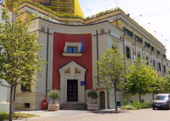 Këshilli Bashkiak vendos sot për Veliajn. Komisioni i Ligjeve i hap rrugën shkarkimit të tij, demokratët kërkojnë të jetë prezent