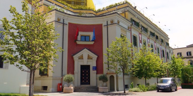 Këshilli Bashkiak vendos sot për Veliajn. Komisioni i Ligjeve i hap rrugën shkarkimit të tij, demokratët kërkojnë të jetë prezent