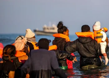 Varkë e vogël me 125 persona që transportonte një rekord kalon Kanalin