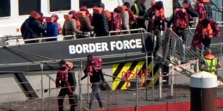 Britania nis javën tjetër fluturimet e para për kthimin e emigrantëve klandestinë në Francë