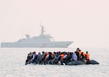 Emigrantët e paligjshëm në Britani, qeveria shqyrton përdorimin e kazermave ushtarake për të strehuar azilkërkuesit