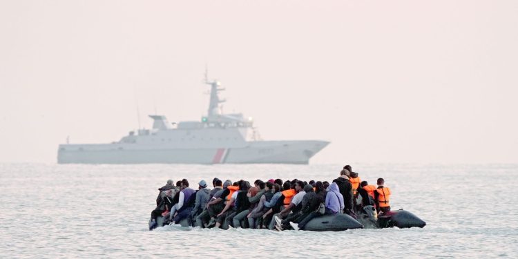 Emigrantët e paligjshëm në Britani, qeveria shqyrton përdorimin e kazermave ushtarake për të strehuar azilkërkuesit