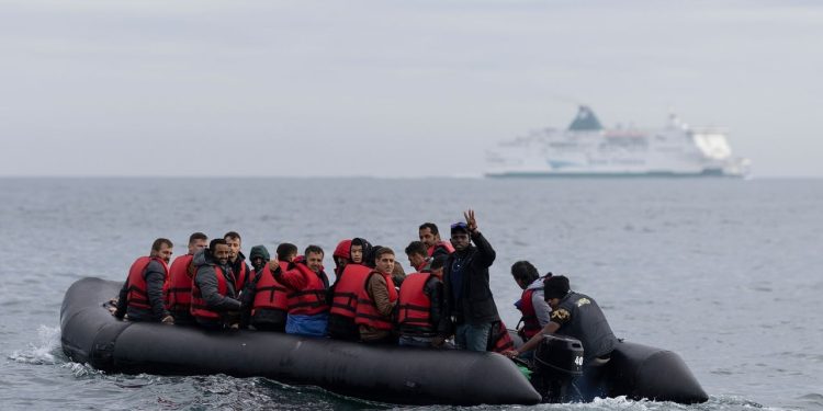 Britania ashpërson kushtet për emigrantët, hiqet e drejta për leje qëndrimi të përhershëm