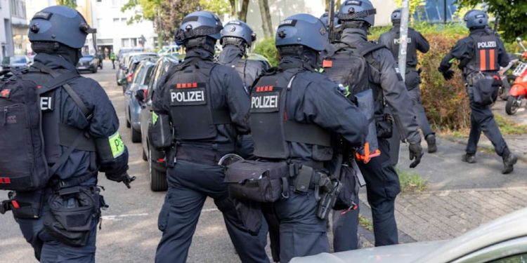 Sulm me thikë në shkollën profesionale në Gjermani/ 18-vjeçari nga Kosova plagos mësuesen, neutralizohet nga policia