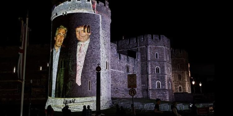 Vizita e Trump në Britaninë e Madhe shoqërohet me protesta dhe arrestime, kështjella Windsor mbulohet me imazhe të presidentit amerikan dhe Epstein