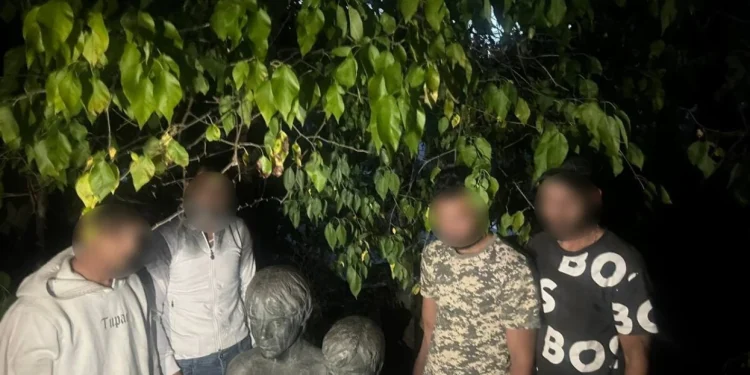 Katër persona nga Shkupi kapen duke vjedhur bustin prej bronzi në varrezat e Butelit