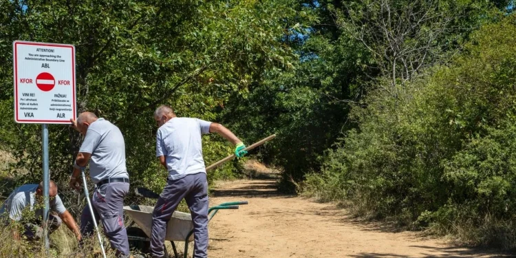 KFOR vendos tabela të reja paralajmëruese në kufijtë e Kosovës