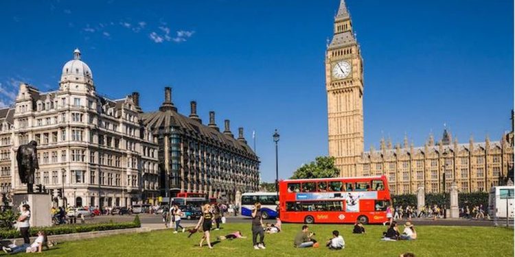 Mbretëria e Bashkuar paralajmëron paketë të re sanksionesh ndaj Rusisë