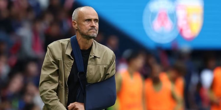 Luis Enrique si trajnerët e “rugby”, drejton PSG-në nga tribuna