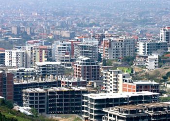 Favorizoi ndërtimet pa leje duke dëmtuar shtetin me miliona lekë nga shmangia e taksave, në gjyq ish-drejtoresha e ASHK Tiranë