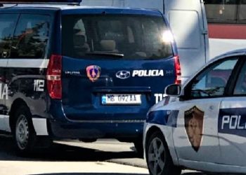 Sherr mes turistëve në Shijak, 2 norvegjezët sulmojnë 31-vjeçaren britanike, Policia i merr nën procedim