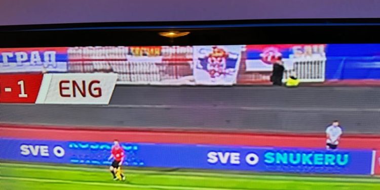 Skandal në Beograd/ Tifozët serbë me thirrje “Kosova është Serbi”, gjatë ndeshjes kundër Anglisë